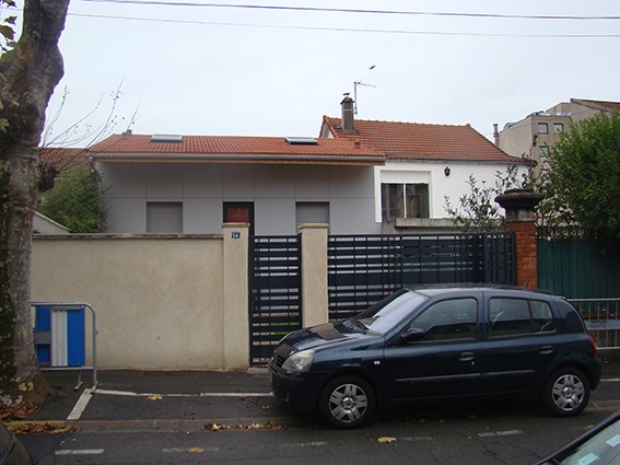 Rhabilitation lourde d'une maison individuelle : vue depuis la rue